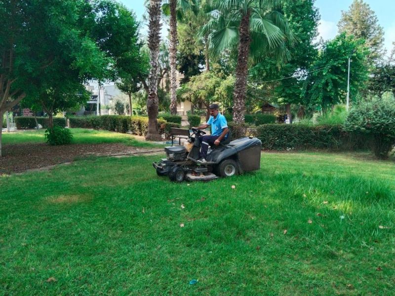Mersin’ de park ve yeşil alanlarda bakım çalışmaları sürüyor