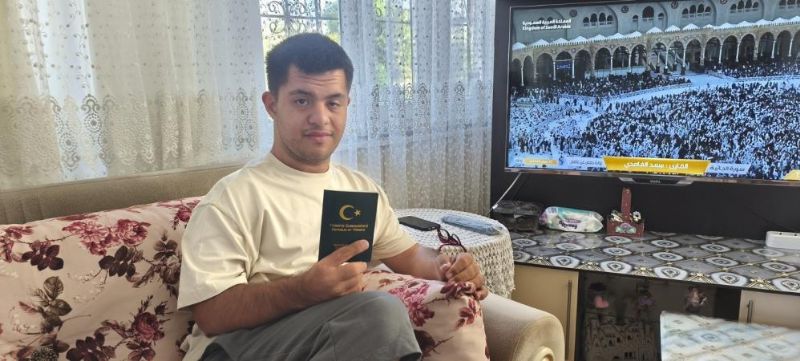 Kabe maketine sarılarak dua etmişti: Engelli gencin umre hayali gerçek oluyor