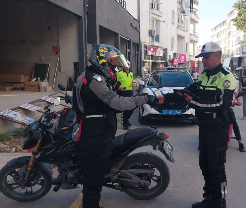Mut’ta polis ekipleri kural tanımayan sürücülere göz açtırmıyor