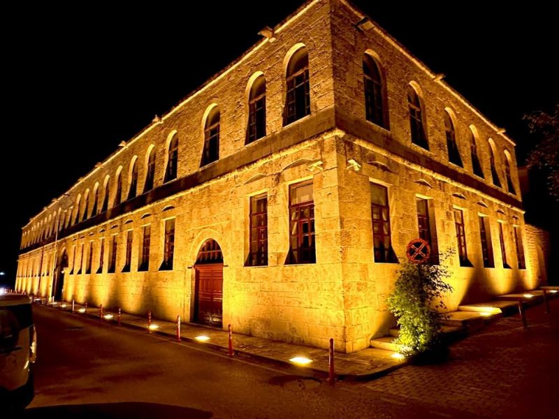 Silifke Hükümet Konağı gece görüntüsüyle ilçeye değer katıyor