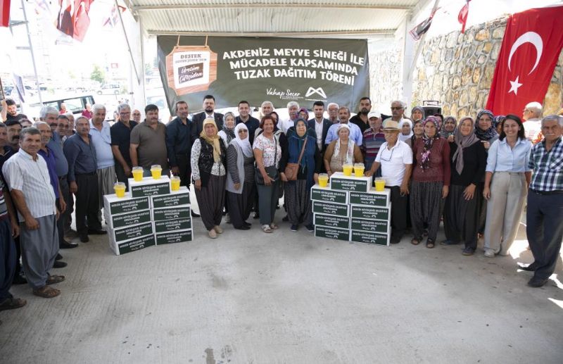 Mersin’de Akdeniz Meyve Sineğine karşı feromon tuzağı desteği