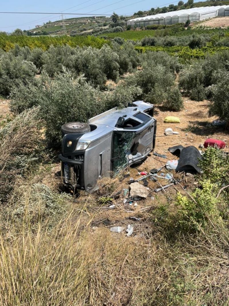Tarsus’ta pikap şarampole yuvarlandı: Baba ve oğlu yaralandı