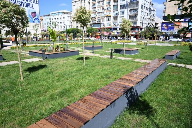 Mersin’de Kırmızı Lacivert Kent Meydanı vatandaşların kullanımına açıldı