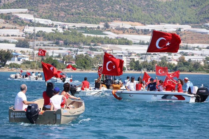 Bozyazı’da amatör balıkçılardan 30 Ağustos’a denizde anlamlı kutlama