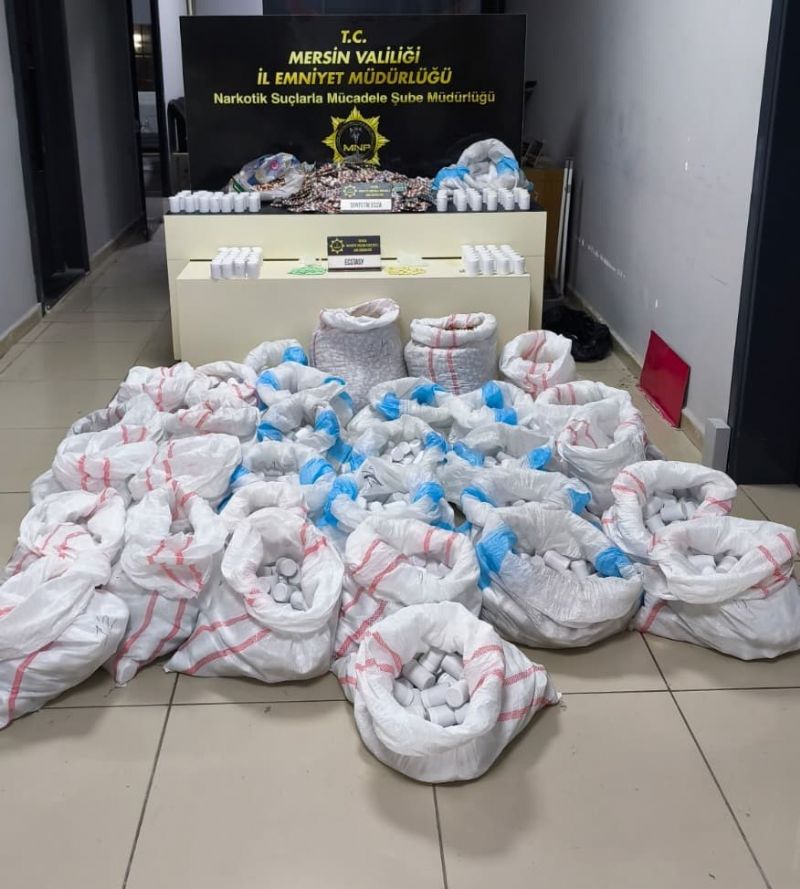 Hastane otoparkındaki araçta 256 binden fazla sentetik ecza ele geçirildi: 4 gözaltı