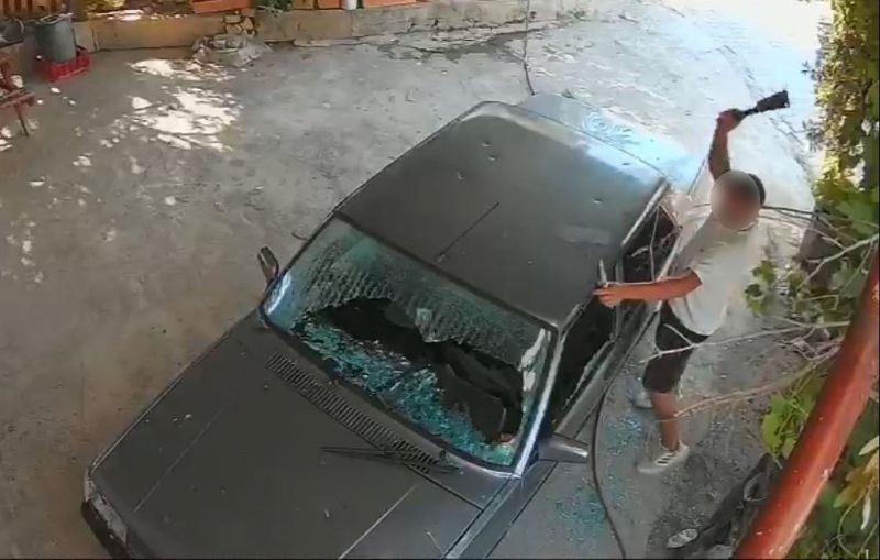 Kadına ait otomobile satır ve bıçakla zarar verdi: O anlar kamerada