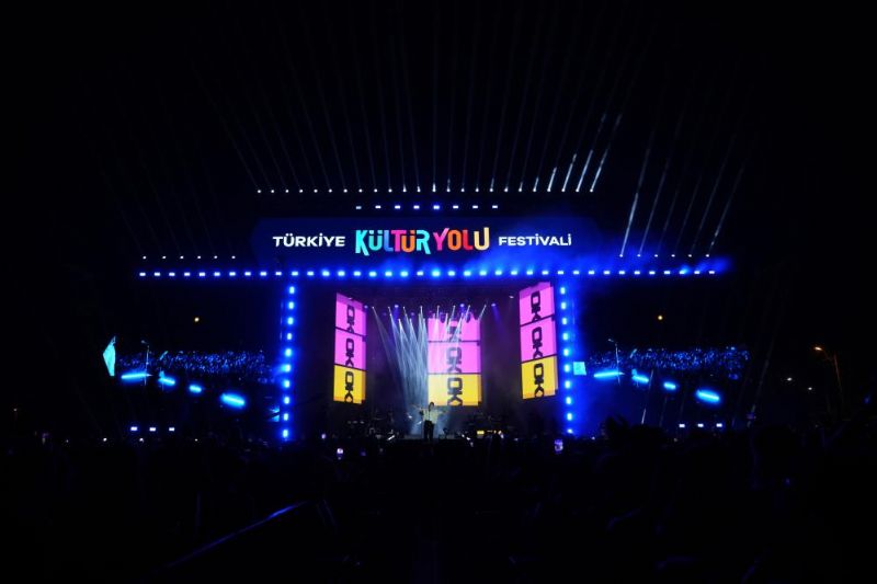 Mersin Kültür Yolu Festivali’nde Oğuzhan Koç rüzgarı esti