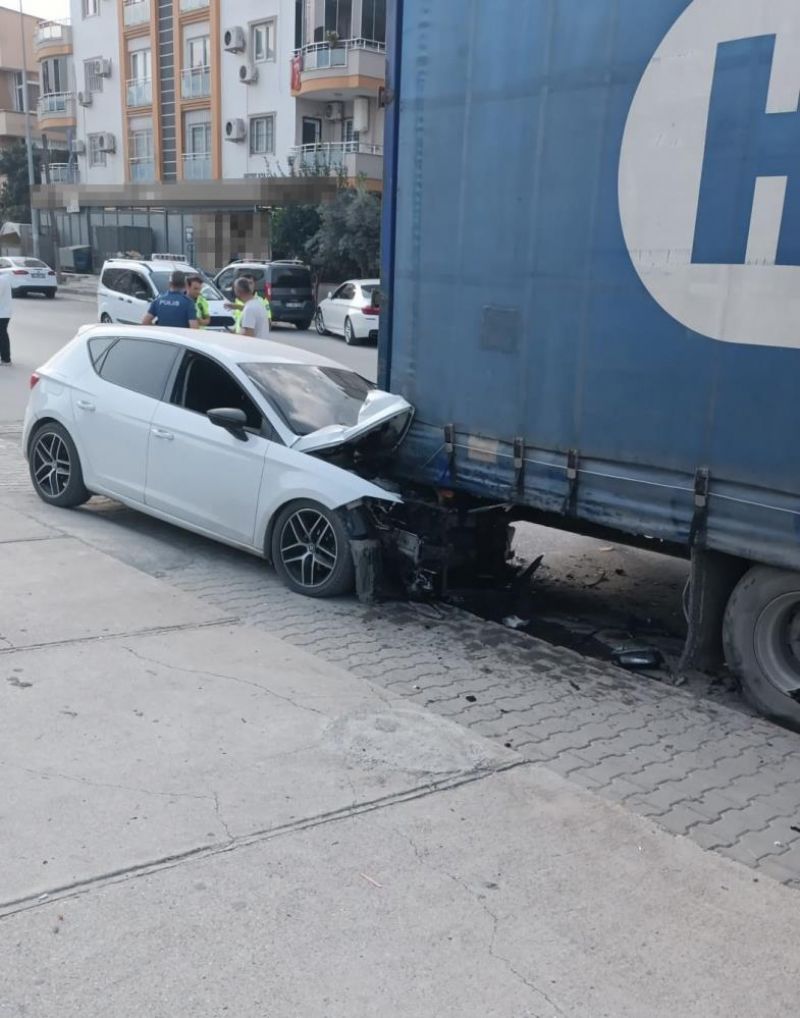 Tarsus’ta otomobil park halindeki tıra arkadan çarptı, sürücü yaralandı
