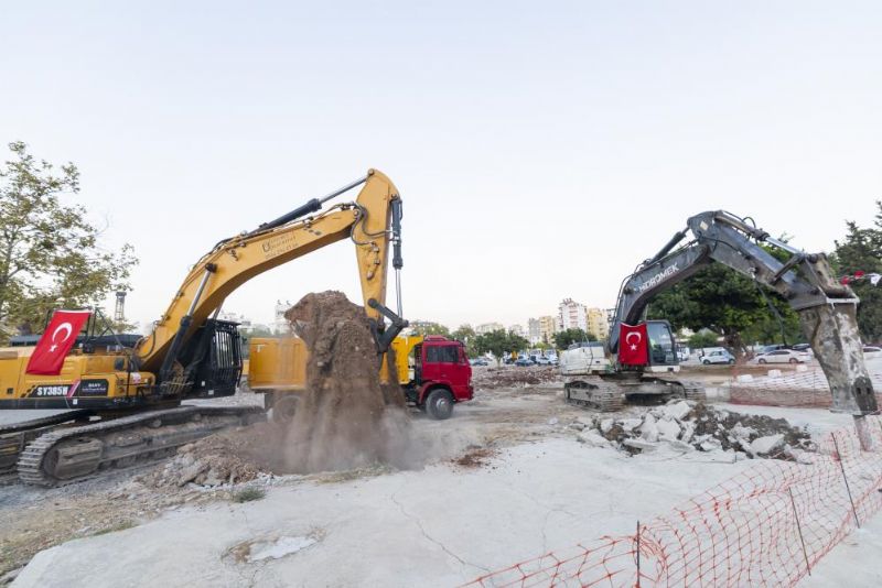 Mersin’de 138 milyon liralık kent meydanının temeli atıldı