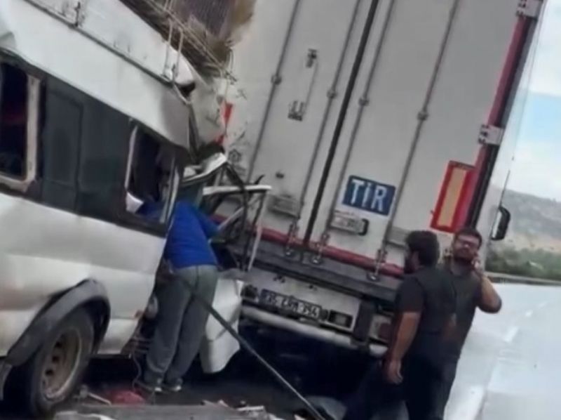 Otoyolda minibüs ve 2 tırın karıştığı kazada 11 kişi yaralandı